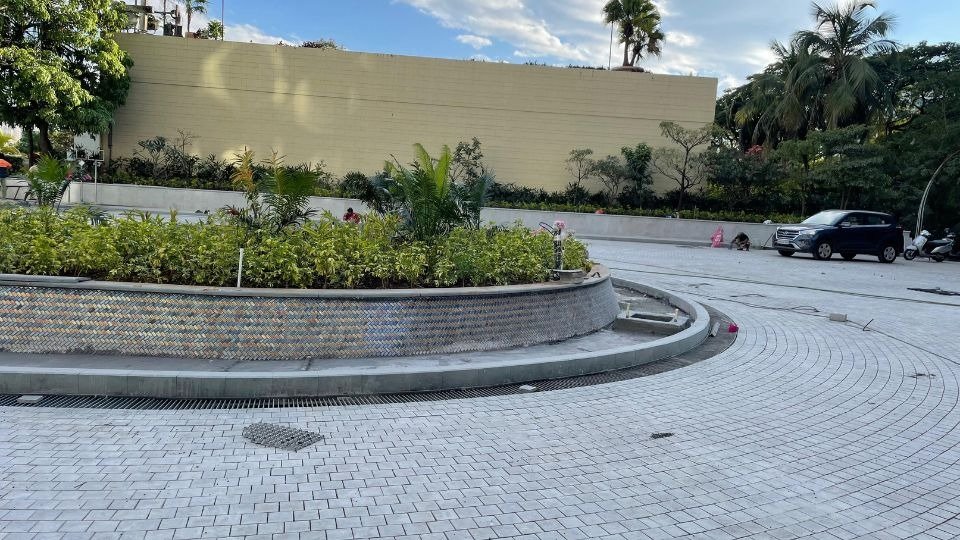 Landscaped Driveway Roundabout Plaza