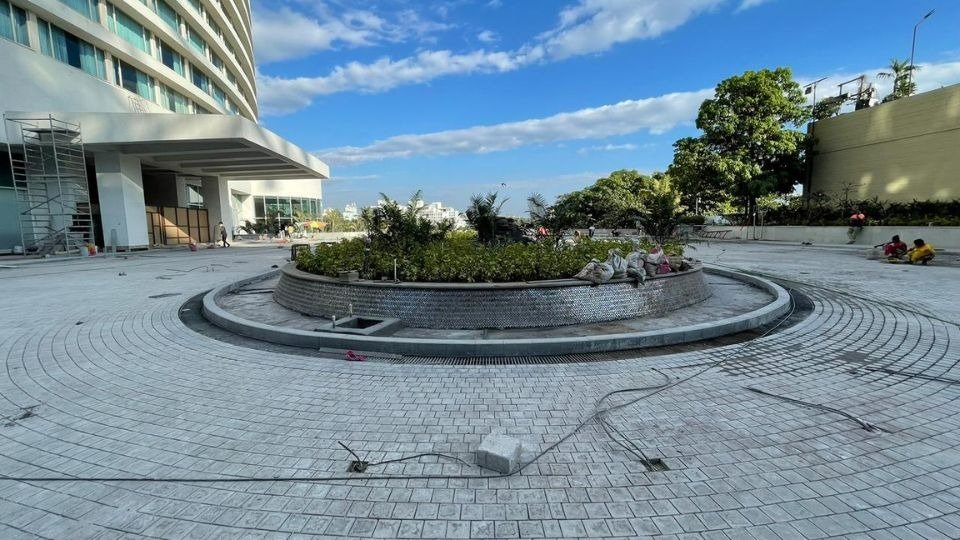 Hotel Entrance Fountain Roundabout